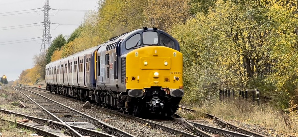 PlatformEdge1's tweet image. Managed to get the 319 move!

37800 drags 319375 through Rowley Regis heading to Newport for scrap #Class37 #Class319