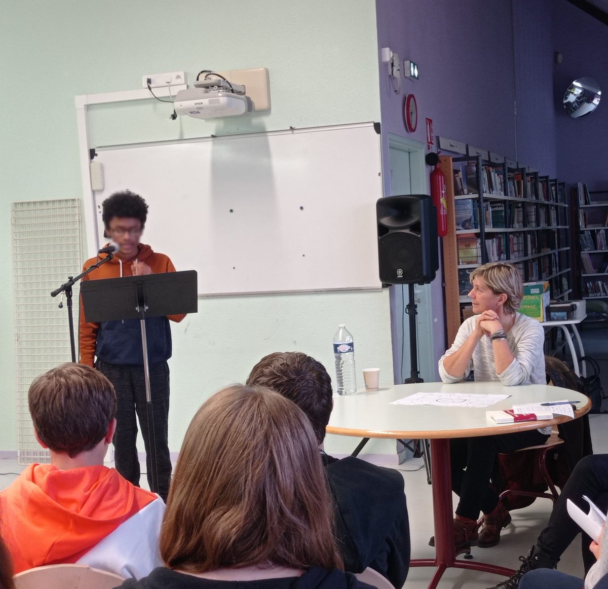 ALL_BFC's tweet photo. #LesPetitesFugues2023 // Sandrine Collette était à la médiathèque d'Orchamps-Vennes (25) &amp; au collège Pompidou de Pouilley-les-Vignes (25) la semaine dernière. Elle poursuit ses Petites Fugues cette semaine à Vesoul (70), Grandvillars (90) et Besançon (25) ! https://t.co/Olcyp6Bxxo