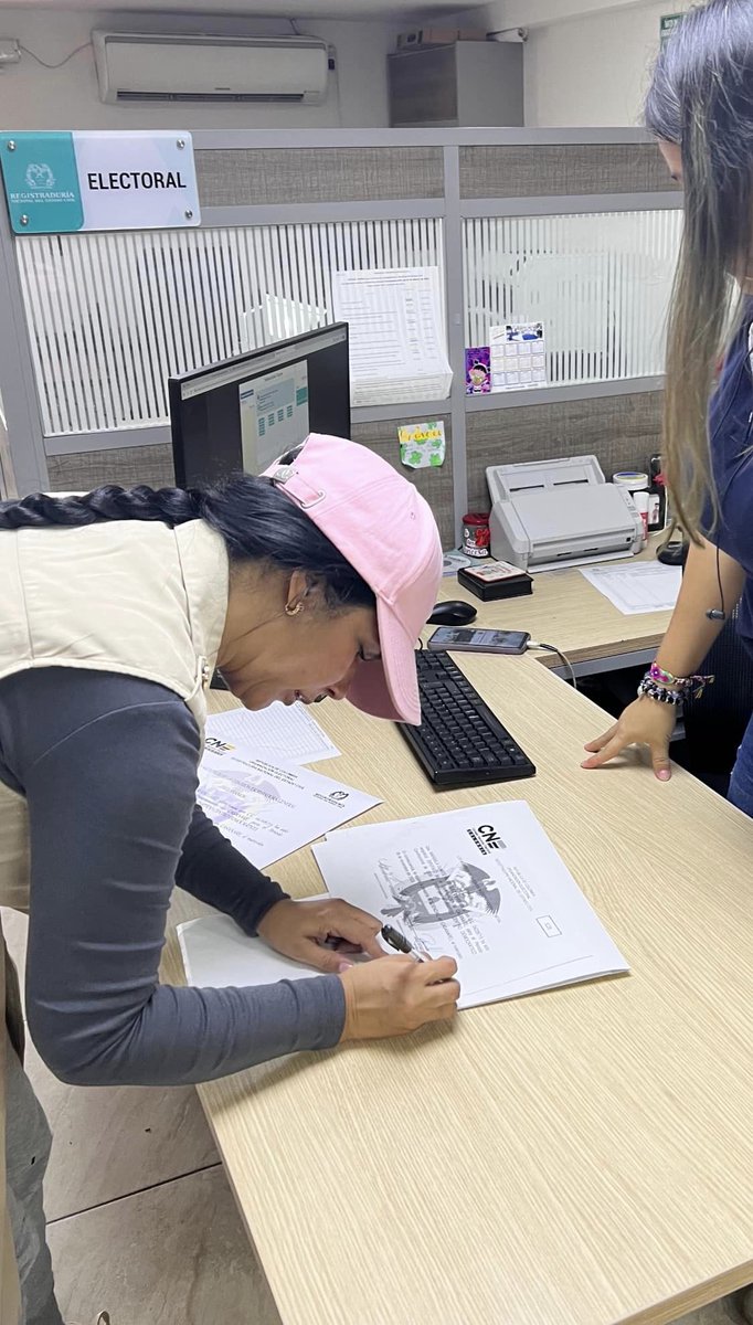 Recibió la credencial como Diputada de #Casanare <a href="/mariseladuarter/">Marisela Duarte R</a> "Le serviremos a Casanare desde donde DIOS nos permita estar, representando a todos los casanareños que han confiado en nosotros. DIOS LOS BENDIGA y muchas gracias", escribió en sus redes sociales.