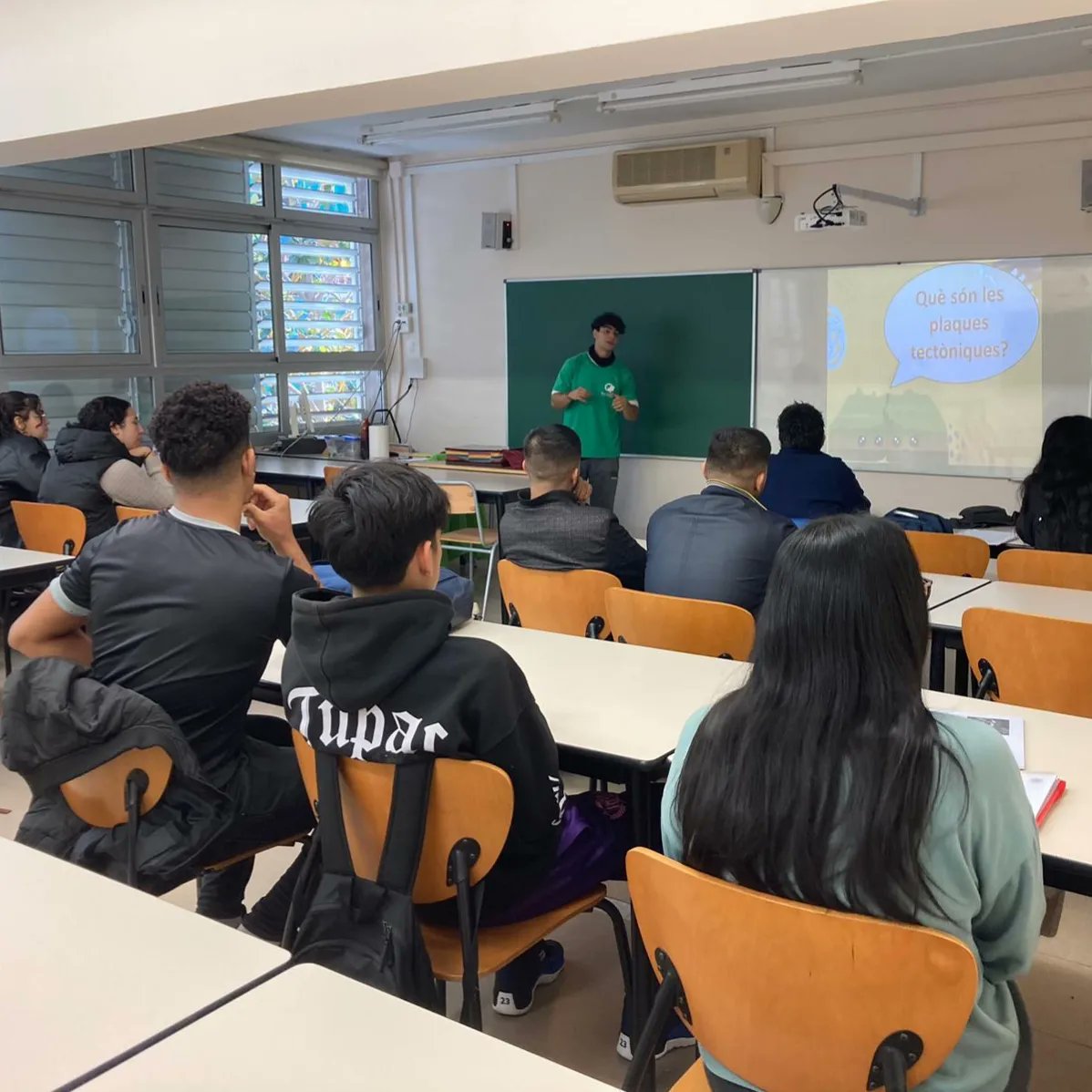 cfasantjosep's tweet photo. Avui hem fet un taller sobre volcans i terratrèmols al GES 1 i 2. L’alumnat ha pogut endinsar-se en el tema a partir d’una exposició teòrica interactiva i un parell d’experiments: representant un terratrèmol amb una maqueta i simulant un volcà mitjançant reaccions químiques https://t.co/2dhWMv5Har