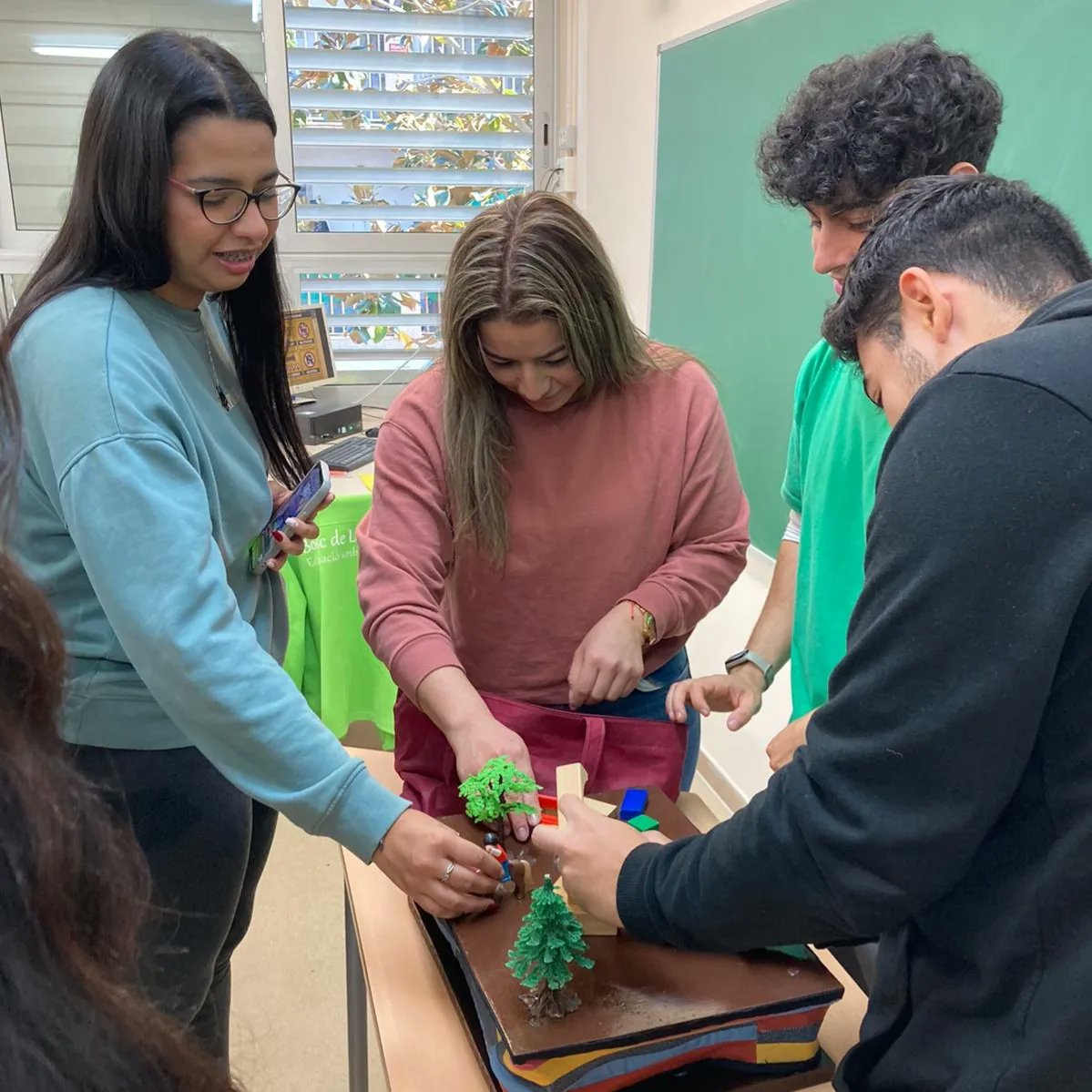 cfasantjosep's tweet photo. Avui hem fet un taller sobre volcans i terratrèmols al GES 1 i 2. L’alumnat ha pogut endinsar-se en el tema a partir d’una exposició teòrica interactiva i un parell d’experiments: representant un terratrèmol amb una maqueta i simulant un volcà mitjançant reaccions químiques https://t.co/2dhWMv5Har