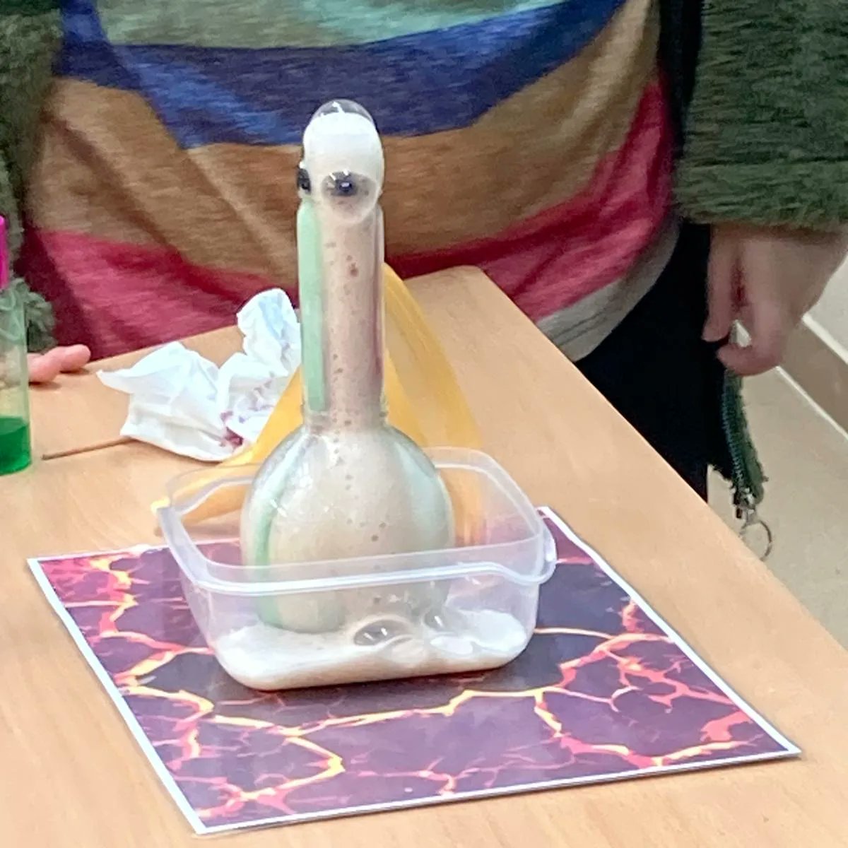 cfasantjosep's tweet photo. Avui hem fet un taller sobre volcans i terratrèmols al GES 1 i 2. L’alumnat ha pogut endinsar-se en el tema a partir d’una exposició teòrica interactiva i un parell d’experiments: representant un terratrèmol amb una maqueta i simulant un volcà mitjançant reaccions químiques https://t.co/2dhWMv5Har