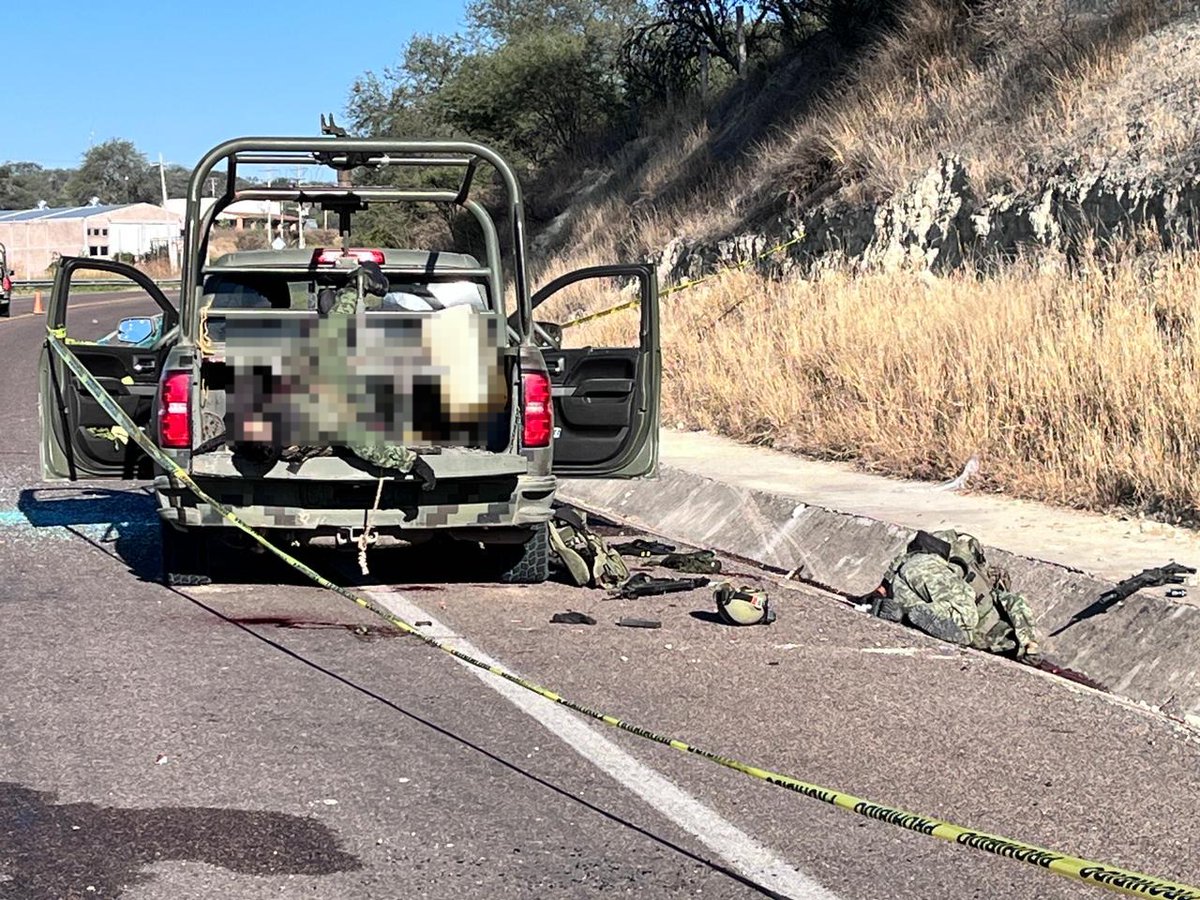 lopezdoriga's tweet photo. Así la agresión que sufrieron ayer elementos del Ejército en Teocaltiche, Jalisco.

Militares se encontraron con vehículos con blindaje artesanal que bloqueaban la carretera, y los agredieron con armas de fuego, resultando 3 elementos heridos y 3 fallecidos https://t.co/phxD4uGtIT