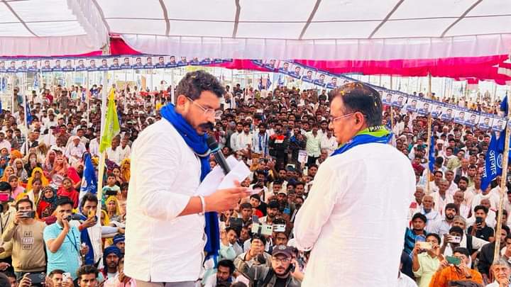HemrajHingi_ASP's tweet photo. आज दौसा में @AzadSamajParty सुप्रीमो @BhimArmyChief एड.चंद्रशेखर आजाद जी व RLP सुप्रीमो @hanumanbeniwal जी द्वारा जनसभा को संबोधित किया और दौसा से ASP प्रत्यासी राधेश्याम जी नांगल को जनसमर्थन की अपील..
@ASP4Dausa
#आजाद_समाज_पार्टी_जिंदाबाद #सारी_पार्टी_देख_ली_अबकी_बार_केतली https://t.co/rAh4Vg4WE9