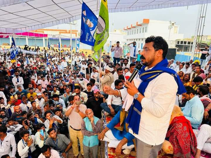 HemrajHingi_ASP's tweet photo. आज दौसा में @AzadSamajParty सुप्रीमो @BhimArmyChief एड.चंद्रशेखर आजाद जी व RLP सुप्रीमो @hanumanbeniwal जी द्वारा जनसभा को संबोधित किया और दौसा से ASP प्रत्यासी राधेश्याम जी नांगल को जनसमर्थन की अपील..
@ASP4Dausa
#आजाद_समाज_पार्टी_जिंदाबाद #सारी_पार्टी_देख_ली_अबकी_बार_केतली https://t.co/rAh4Vg4WE9