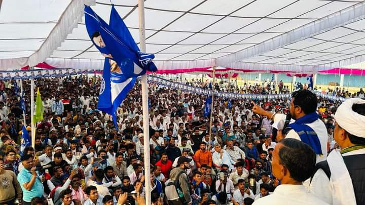 HemrajHingi_ASP's tweet photo. आज दौसा में @AzadSamajParty सुप्रीमो @BhimArmyChief एड.चंद्रशेखर आजाद जी व RLP सुप्रीमो @hanumanbeniwal जी द्वारा जनसभा को संबोधित किया और दौसा से ASP प्रत्यासी राधेश्याम जी नांगल को जनसमर्थन की अपील..
@ASP4Dausa
#आजाद_समाज_पार्टी_जिंदाबाद #सारी_पार्टी_देख_ली_अबकी_बार_केतली https://t.co/rAh4Vg4WE9