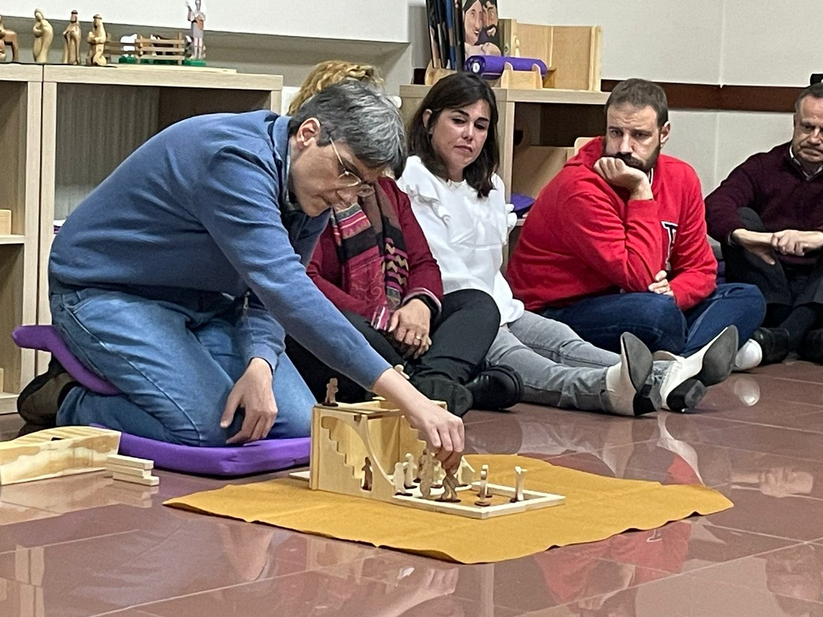 LaSalleInstituc's tweet photo. Compartimos sesión de Godly Play los grupos cristianos de Padres, de Profes, Catequistas, Animadores, Hermanos y Voluntarios. Gracias @jorgesierrafsc por esta nueva historia y por un gran tiempo de fiesta compartido. Generando preguntas más que respuestas. https://t.co/WpFaDDJ1E4