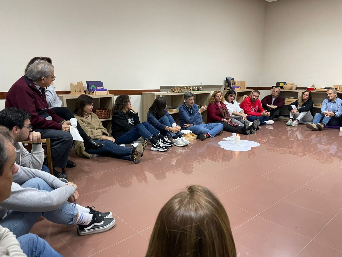LaSalleInstituc's tweet photo. Compartimos sesión de Godly Play los grupos cristianos de Padres, de Profes, Catequistas, Animadores, Hermanos y Voluntarios. Gracias @jorgesierrafsc por esta nueva historia y por un gran tiempo de fiesta compartido. Generando preguntas más que respuestas. https://t.co/WpFaDDJ1E4