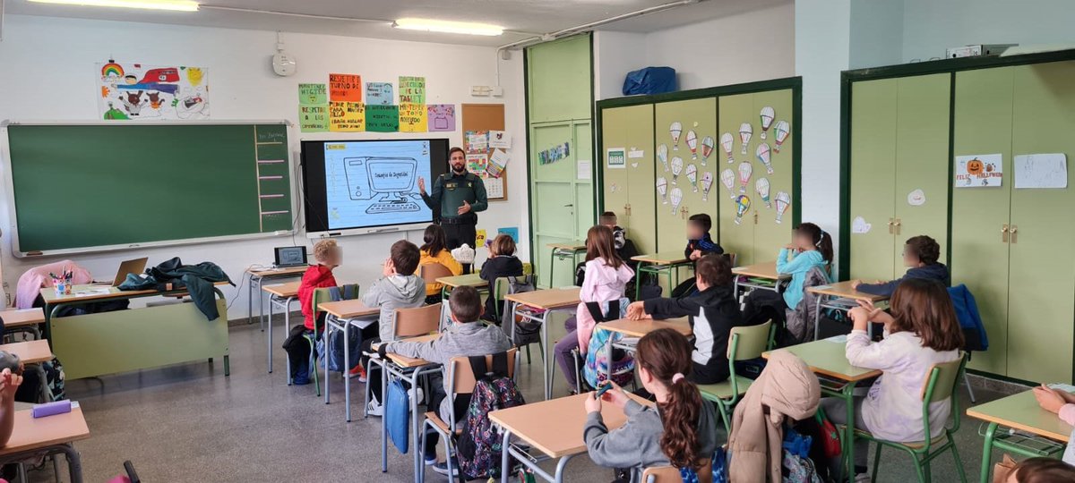 GuardiaCivilGU's tweet photo. Cerca de 200 alumnos de primaria han recibido hoy la visita de nuestros agentes tutores del #PlanDirector📚en los colegios públicos @educajccm "San Antonio de Portaceli" de @AytoSiguenza "La Espiga" de @AytoAzuqueca y "José Inglés" de #Chiloeches. https://t.co/1ySAlobr5P