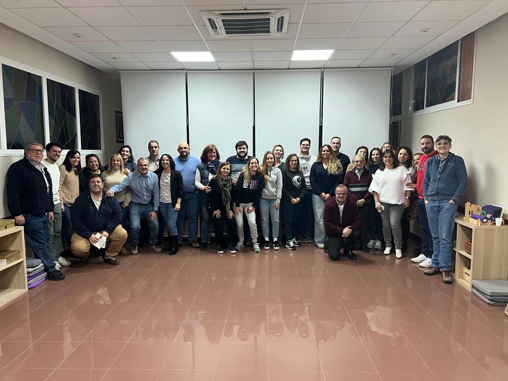 LaSalleInstituc's tweet photo. Compartimos sesión de Godly Play los grupos cristianos de Padres, de Profes, Catequistas, Animadores, Hermanos y Voluntarios. Gracias @jorgesierrafsc por esta nueva historia y por un gran tiempo de fiesta compartido. Generando preguntas más que respuestas. https://t.co/WpFaDDJ1E4