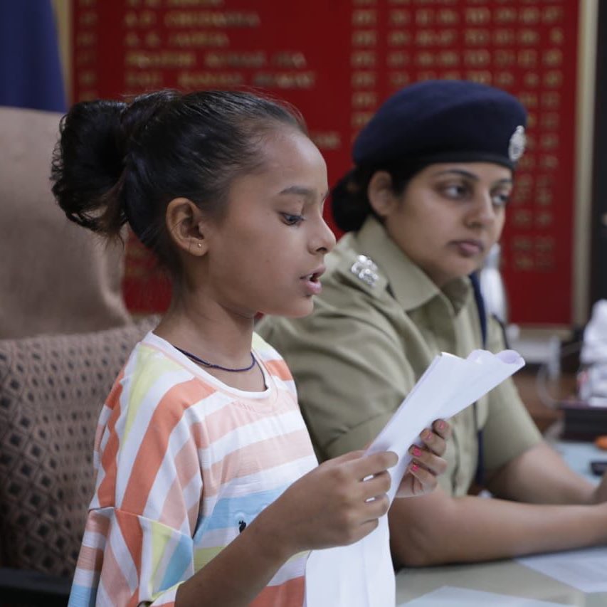 UNICEFIndia's tweet photo. On #WorldChildrensDay, UNICEF is making space for children to raise their voices on the issues that matter to them. 

Children in #Gujarat handed over their ‘Hopes &amp; Dreams for a Brighter Tomorrow’ Manifesto to the Deputy Commissioner of Police @DrLavina_IPS! https://t.co/pwQ5Weukpf