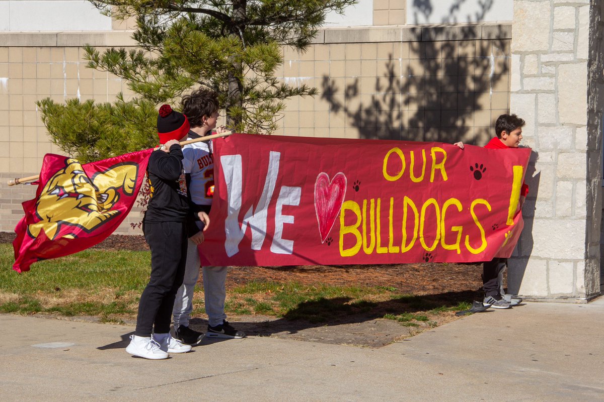 emj0721's tweet photo. no matter the outcome, we are so proud of our football team 🐾 #bataviabulldogs #onetownoneteam https://t.co/AJPVJq99YI