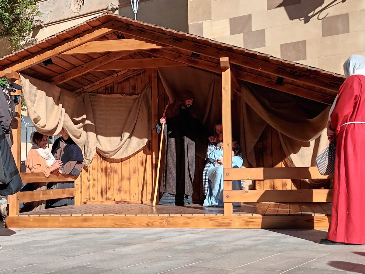 MACROPESSEBRE VIVENT A MONTSERRAT El passat diumenge, Montserrat va acollir un macropessebre vivent per celebrar els 800 anys de la creació del primer pesebre vivent que va fer Sant Francesc d’Assís l’any 1223, organitzat per la Federació de Pessebres Vivents de Catalunya.