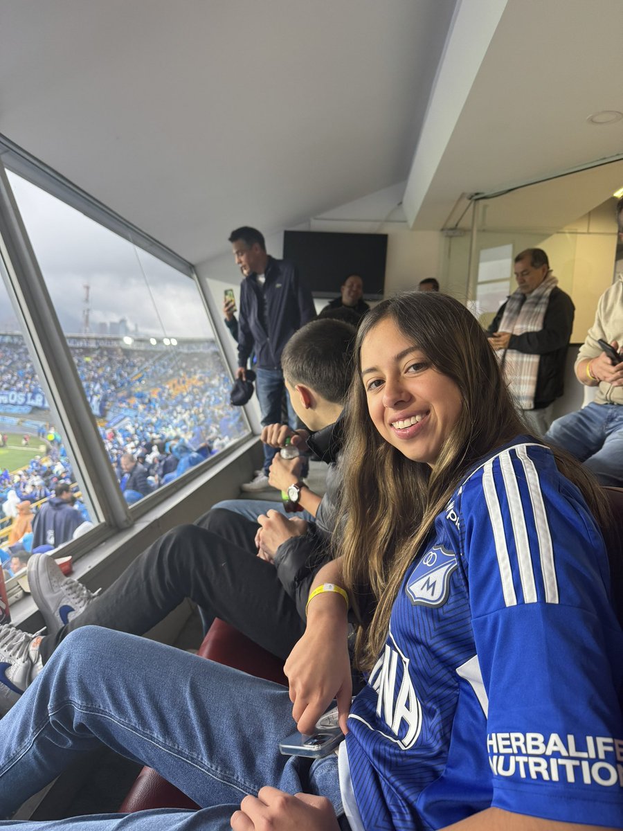 WillyRodri13's tweet photo. Antonella Petro, hija del presidente @petrogustavo, estuvo disfrutando en la tribuna occidental del estadio El Campín de Bogotá -sin ningún problema- de la victoria 2-1 de Millonarios sobre el América, por la segunda fecha de los cuadrangulares semifinales.

📸 @nalcocer_petro https://t.co/tEpjq0vK4W