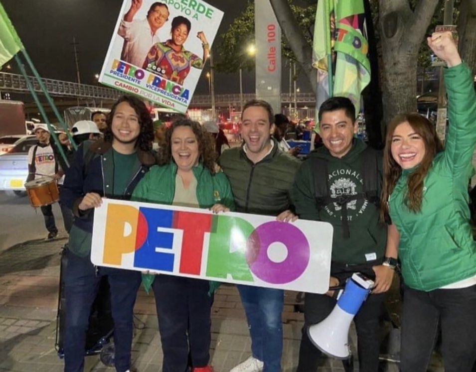 GustavoBolivar's tweet photo. Estos 4 años de caos, inseguridad, pobreza y obras chambonas en Bogotá, aclaran q Claudia López “nunca más” podrá disfrazarse de progresista. Su gobierno autoritario, neoliberal y de odio hacia nuestra juventud la clasifica para disputar su lugar con Paloma y Cabal en la derecha. https://t.co/ASCu35CV9k