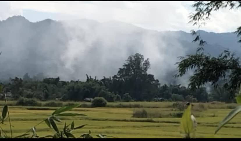 DrSasa22222's tweet photo. အကြမ်းဖက်စစ်ကောင်စီတပ်က ဓာတုဗုံး အသုံးပြုတိုက်ခိုက်
The genocidal military junta in Myanmar has employed chemical weapons against its own people. The armed forces of the country, whose sole duty is to protect its citizens, have turned against them, using chemical weapons. This act is not only a war crime and a crime against humanity but also proof of the inhumanity, brutality, and cruelty of the military junta. The international community, especially our neighbors, must stand in solidarity with the people of Myanmar. They should do everything in their power to help put an end to this terror and work towards building Myanmar into an inclusive federal democracy, which is the only way to achieve peace, stability, and prosperity not only for Myanmar but for the region and the world.
---
Source: #NUG #MOD #PDF 
နမ့်ခမ်းမြို့ စခန်းသစ် လုံခြုံရေးကုန်းအား စစ်ကောင်စီတပ်က ဓာတုဗုံး အသုံးပြုတိုက်ခိုက်ခဲ့ 

၂၀၂၃ ခုနှစ်၊ နိုဝင်ဘာလ (၁၉) ရက်နေ့ 

၂၀၂၃ ခုနှစ်၊ နိုဝင်ဘာလ (၁၇) ရက်နေ့၊ နံနက် (၆) နာရီမှ ညနက် သန်းခေါင်ယံချိန်ထိ နမ့်ခမ်းမြို့ရှိ စစ်ကောင်စီ၏ စခန်းသစ် လုံခြုံရေးကုန်းအား တအာင်းအမျိုးသားလွတ်မြောက်ရေးတပ်မတော် (PSLF/TNLA) က တိုက်ခိုက်ခ��့ပြီး အောင်မြင်စွာ သိမ်းပိုက် ထိန်းချုပ်နိုင်ခဲ့သည်။  

အဆိုပါ နမ့်ခမ်းမြို့ စခန်းသစ် လုံခြုံရေးကုန်းအား တအာင်းအမျိုးသားလွတ်မြောက်ရေးတပ်မတော် (PSLF/TNLA) က တပ်စွဲထားချိန် နိုဝင်ဘာလ (၁၈) ရက်နေ့ နံနက်ပိုင်းတွင် စစ်ကောင်စီတပ်က ဓာတုဗုံး အသုံးပြုတိုက်ခိုက်ခဲ့ရာ TNLA တပ်သား အချို့ အဆိပ်ငွေ့သင့်ပြီး ဆေးကုသမှု ခံယူနေရကြောင်း၊ ဓာတုဗုံး အမျိုးအစားကို စိစစ်ဆဲဖြစ်ကြောင်း PSLF/TNLA ၏  သတင်း���ုတ်ပြန်ချက် အရ သိရသည်။   

ကာကွယ်ရေးဝန်ကြီးဌာန
အမျိုးသားညီညွတ်ရေးအစိုးရ