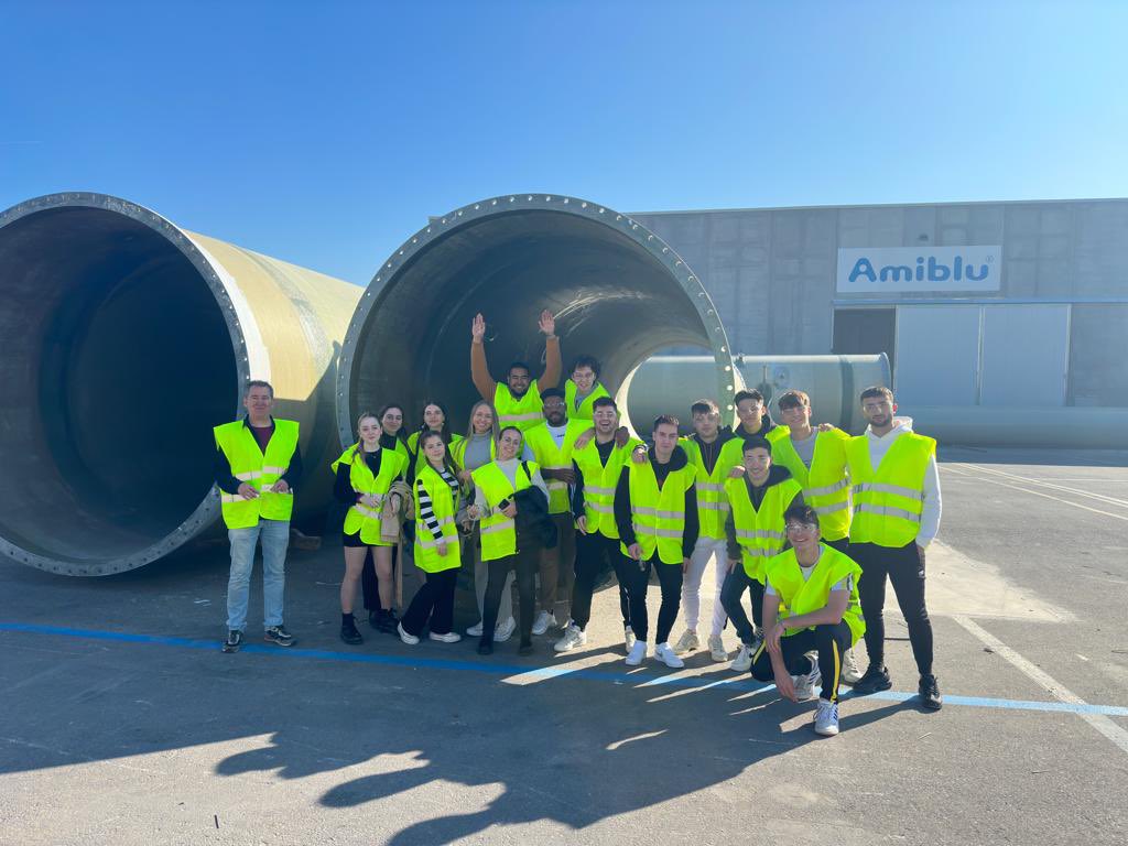 Estudiantsurv's tweet photo. Hoy hemos tenido la suerte de poder realizar una visita a las inauguraciones de la empresa Amiblu Spain.

Empresa especializada en la creación de tuberías y accesorios de PRFV, solucionando de forma sostenible las dificultades en la gestión del agua y saneamiento a nivel mundial. https://t.co/09XfXS2oN8