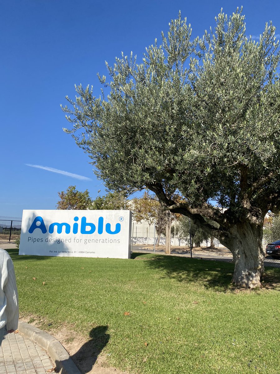 Estudiantsurv's tweet photo. Hoy hemos tenido la suerte de poder realizar una visita a las inauguraciones de la empresa Amiblu Spain.

Empresa especializada en la creación de tuberías y accesorios de PRFV, solucionando de forma sostenible las dificultades en la gestión del agua y saneamiento a nivel mundial. https://t.co/09XfXS2oN8
