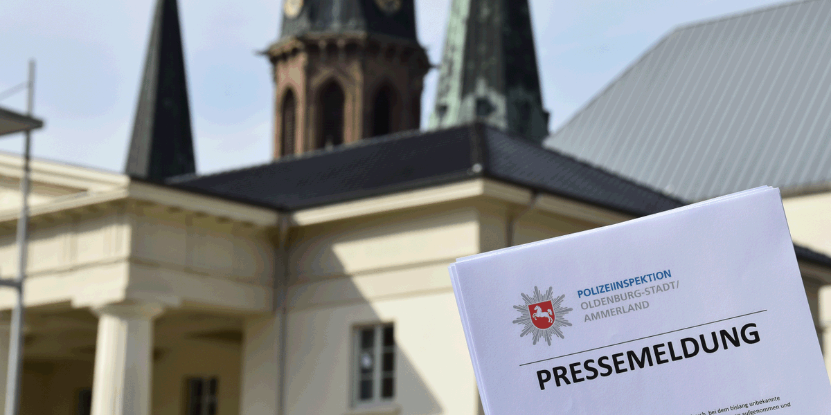 Polizei_OL's tweet photo. Am Wochenende konnte ein Täter nach einem Einbruch in eine Bäckerfiliale in #Eversten festgenommen werden.
👉 https://t.co/UMBc94OTaG
Zudem kam es zu einer Trunkenheitsfahrt im Stadtgebiet von #Oldenburg.
👉 https://t.co/l0sNwzAOyO
*leg https://t.co/PmeY9RDmDc