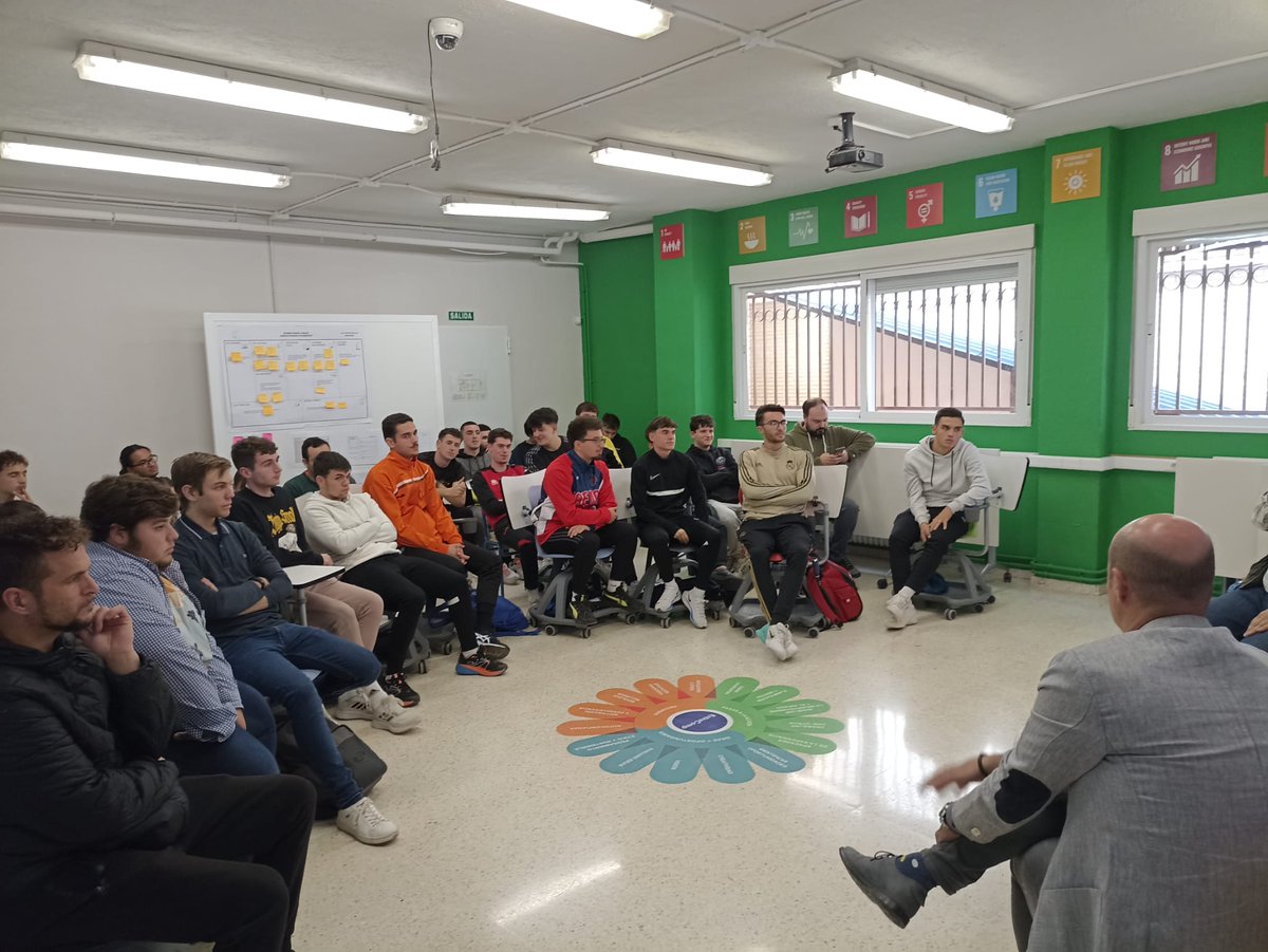 Hoy aula abierta en <a href="/lasfuentezuelas/">IES Las Fuentezuelas</a> para conectar con el ecosistema empresarial de #Jaén , gracias a <a href="/CentriAlemana/">Centri Alemana</a> y <a href="/laserxauen/">Láser Xauen</a> por compartir vuestra experiencia con el alumnado de #FP, hemos aprendido "que no todo vale", que "hay que creer para crear" y "dar para recibir ".