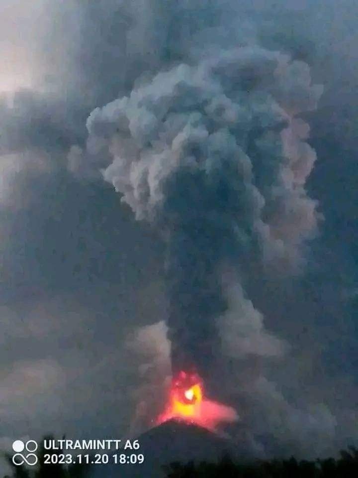 volcaholic1's tweet photo. Some great photos of Ulawun erupting....

On the evening of the 20th November, a significant eruption took place at Ulawun Volcano in Papua New Guinea, with volcanic ash reaching 15,000 meters.

Via: @abc_geografija
📷 Lost Generation https://t.co/v1ko6YZiUv