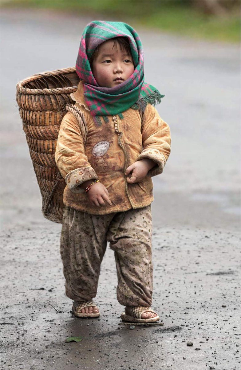 q_duc93's tweet photo. Hình ảnh bé Hmong được tái hiện bởi tác giả Houra Ershad, chị dựa trên hình chụp bởi Nhiếp ảnh gia Malcolm Fackender trong chuyến đi ở miền Bắc Việt Nam vào năm 2011.
Tác giả sử dụng Maya, ZBrush, Marverlous Designer
#vray #marverlous #zbrush #unihub #3DF https://t.co/N4lgwEBa9D