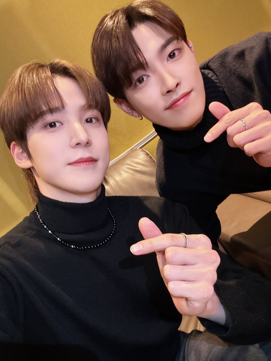 ATEEZofficial's tweet image. [📷] '아이돌라디오' 홍중,윤호 DJ Behind Photo 
⠀
블랙 컬러도 잘 어울리는
댕쭝디의 댄디함에 돌랑티니 심쿵💘
오늘도 댕쭝디의 매력에 빠져드는 중🥰
⠀
#아이돌라디오 #ATEEZ #에이티즈