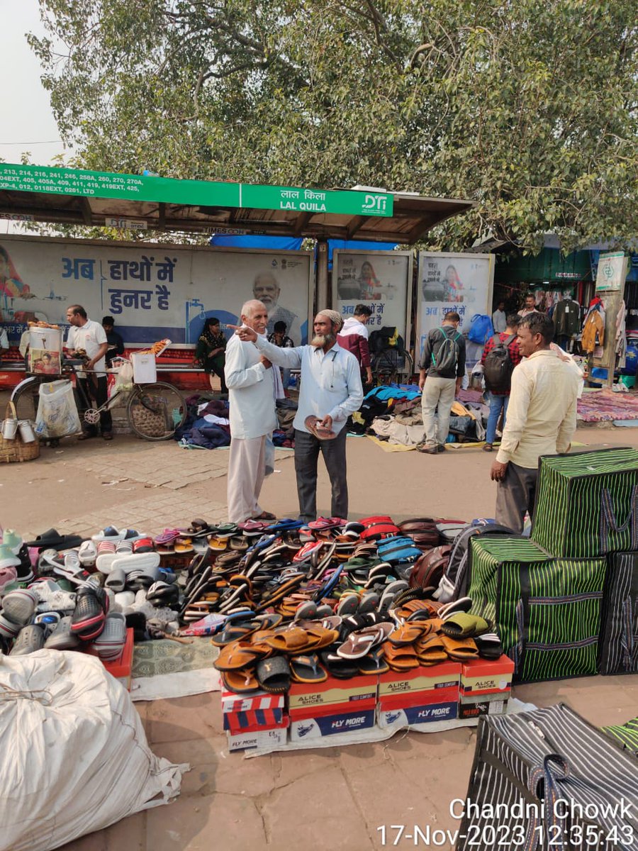 DelhiComplaint's tweet photo. देश की राजधानी [#Delhi] में विश्वस्तरीय सुविधाओं से लैस एक बस स्टैंड।

📍LAL QUILA 

** गरीबों के लिए आश्रय गृह और व्यवसाय स्थल उपलब्ध कराना सरकार की जिम्मेदारी है।
यात्रियों के लिए बनी सड़कों-फुटपाथों पर अतिक्रमण को किसी भी तरह से उचित नहीं ठहराया जा सकता।
@ArvindKejriwal https://t.co/ihO5NZjweA