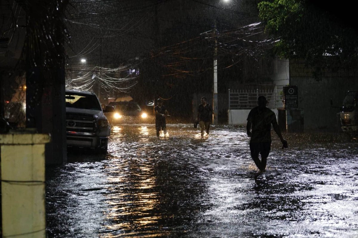 Nuestras sinceras condolencias a los familiares y amigos de las víctimas por las intensas lluvias en la hermana República Dominicana. Como siempre, nuestra solidaridad y seguridad que el pueblo y Gobierno enfrentarán de conjunto tan lamentables adversidades.