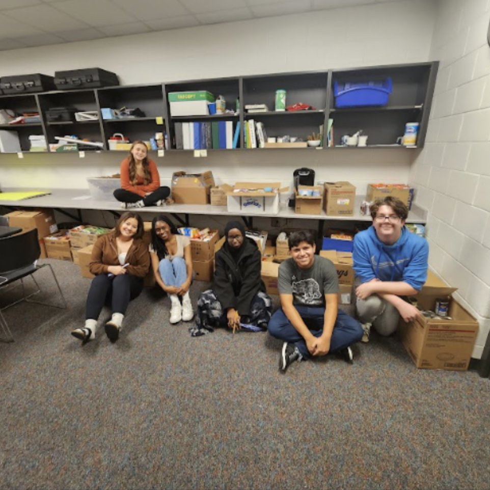 SWCSD's tweet photo. 🥫Central Crossing High School Key Club broke records with their annual canned food drive! Surpassing goals, they collected 6,364 items, including a whopping 2,702 cans on the last day alone for the Grove City Food Pantry. Amazing job, Comets! 👏 #SWCSDGivesBack https://t.co/QUQzOWMTro