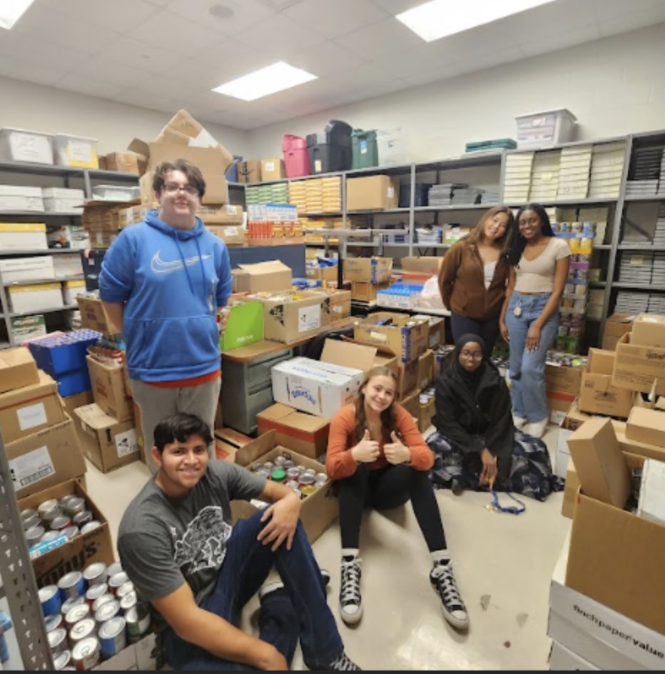 SWCSD's tweet photo. 🥫Central Crossing High School Key Club broke records with their annual canned food drive! Surpassing goals, they collected 6,364 items, including a whopping 2,702 cans on the last day alone for the Grove City Food Pantry. Amazing job, Comets! 👏 #SWCSDGivesBack https://t.co/QUQzOWMTro