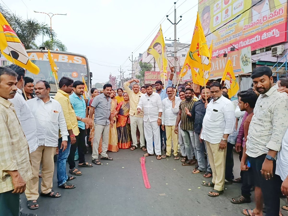 TDPConnects's tweet photo. జగన్ రెడ్డ�� సినిమా అయిపోయింది

టీడీపీ జాతీయ అధ్యక్షుడు నారా చంద్రబాబు నాయుడు గారికి స్కిల్ డవలెప్మెంట్ కేసులో హైకోర్టు రెగ్యులర్ బెయిల్ మంజూరు చేసినందున తూర్పు నియోజకవర్గంలో ని టీడీపీ ఇంచార్జ్ మొహమ్మద్ నసీర్ ఆధ్వర్యంలో బాణసంచా  డప్పులతో తో సంబరాలు  ర్యాలీ గా ఎన్టీఆర్ సర్కిల్ వరకు ర్యాలీ నిర్వహించారు ....
#WhyAPHatesJagan
#TDPJSPTogether
#MohammedNaseer
#GunturEastConstituency
#GunturDistrict
#TDPGuntur
#TeluguDesamParty
#NaraChandraBabuNaidu
#NaraLokesh
#Yuvagalam
#BhavishyathukuGuarantee
#APNeedsCBN