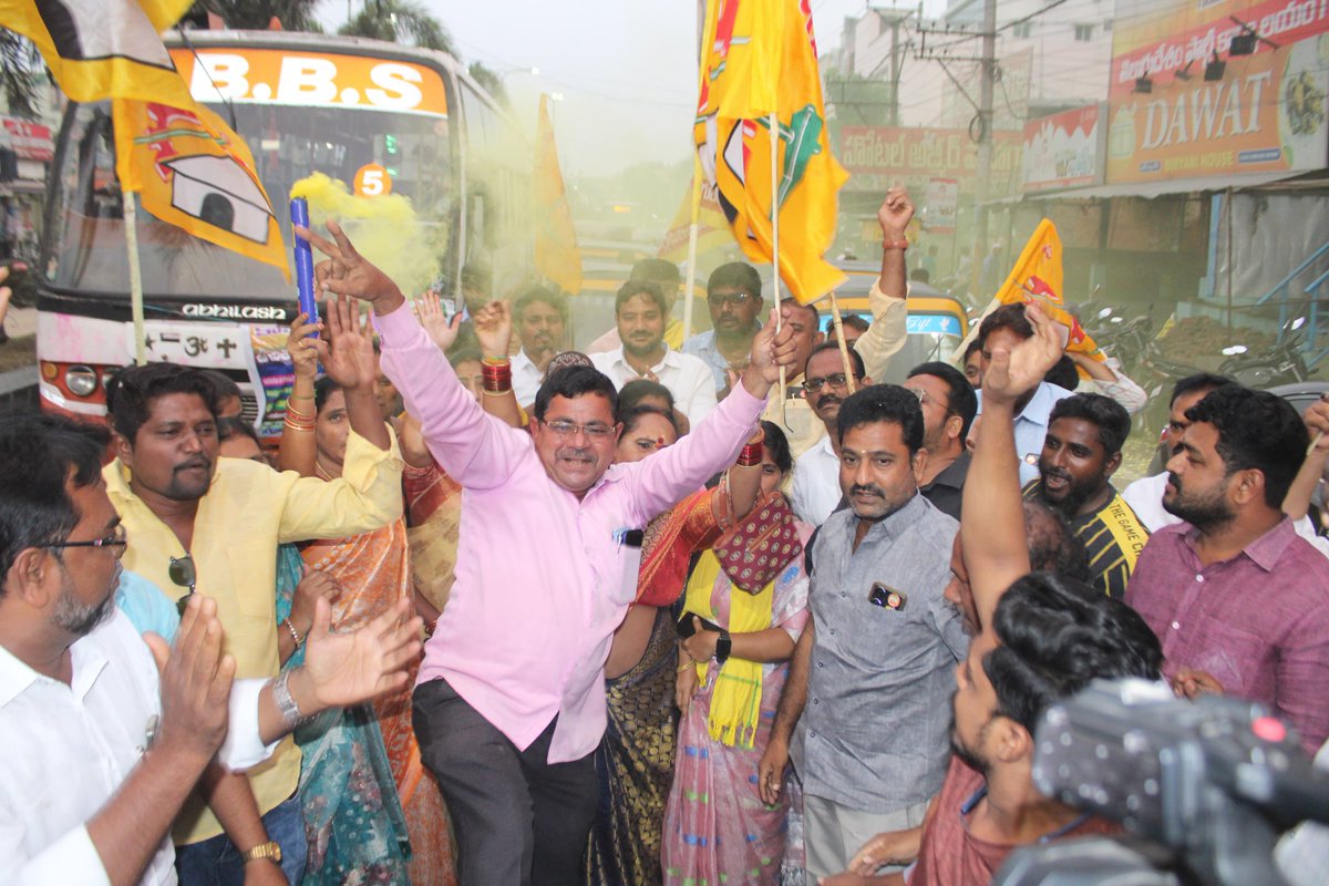 TDPConnects's tweet photo. జగన్ రెడ్డ�� సినిమా అయిపోయింది

టీడీపీ జాతీయ అధ్యక్షుడు నారా చంద్రబాబు నాయుడు గారికి స్కిల్ డవలెప్మెంట్ కేసులో హైకోర్టు రెగ్యులర్ బెయిల్ మంజూరు చేసినందున తూర్పు నియోజకవర్గంలో ని టీడీపీ ఇంచార్జ్ మొహమ్మద్ నసీర్ ఆధ్వర్యంలో బాణసంచా  డప్పులతో తో సంబరాలు  ర్యాలీ గా ఎన్టీఆర్ సర్కిల్ వరకు ర్యాలీ నిర్వహించారు ....
#WhyAPHatesJagan
#TDPJSPTogether
#MohammedNaseer
#GunturEastConstituency
#GunturDistrict
#TDPGuntur
#TeluguDesamParty
#NaraChandraBabuNaidu
#NaraLokesh
#Yuvagalam
#BhavishyathukuGuarantee
#APNeedsCBN