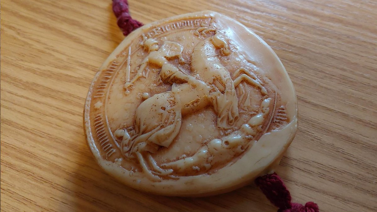 anniegarthwaite's tweet photo. Today would've been my Mum's 93rd birthday. In 1977, when I was 15, she took me to #MiddlehamCastle and gave me this reproduction of #RichardIII's seal. Every day it sits on my desk, reminding me that I had a mother who embraced my odd obsession with RIII and his Mum. Lucky me. https://t.co/ToJhKucewZ