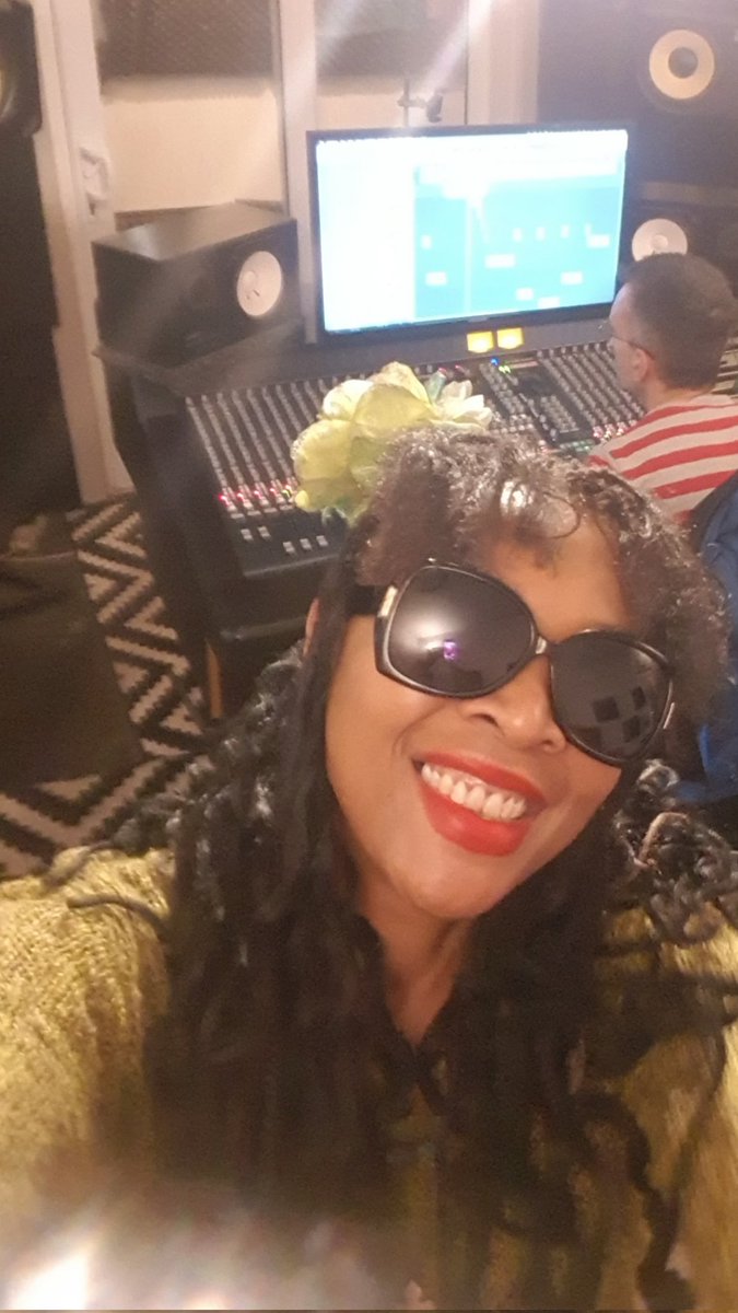 Heeey folks! Welcome to the New Earth🤗🌻 ..Wot a time ay? The duality if it all...Wot a year! I managed to combine my artistry with my community work and a great example was a project I completed that resulted in the #grahamepark song!  #recordingstudio #teacher  #entertainer