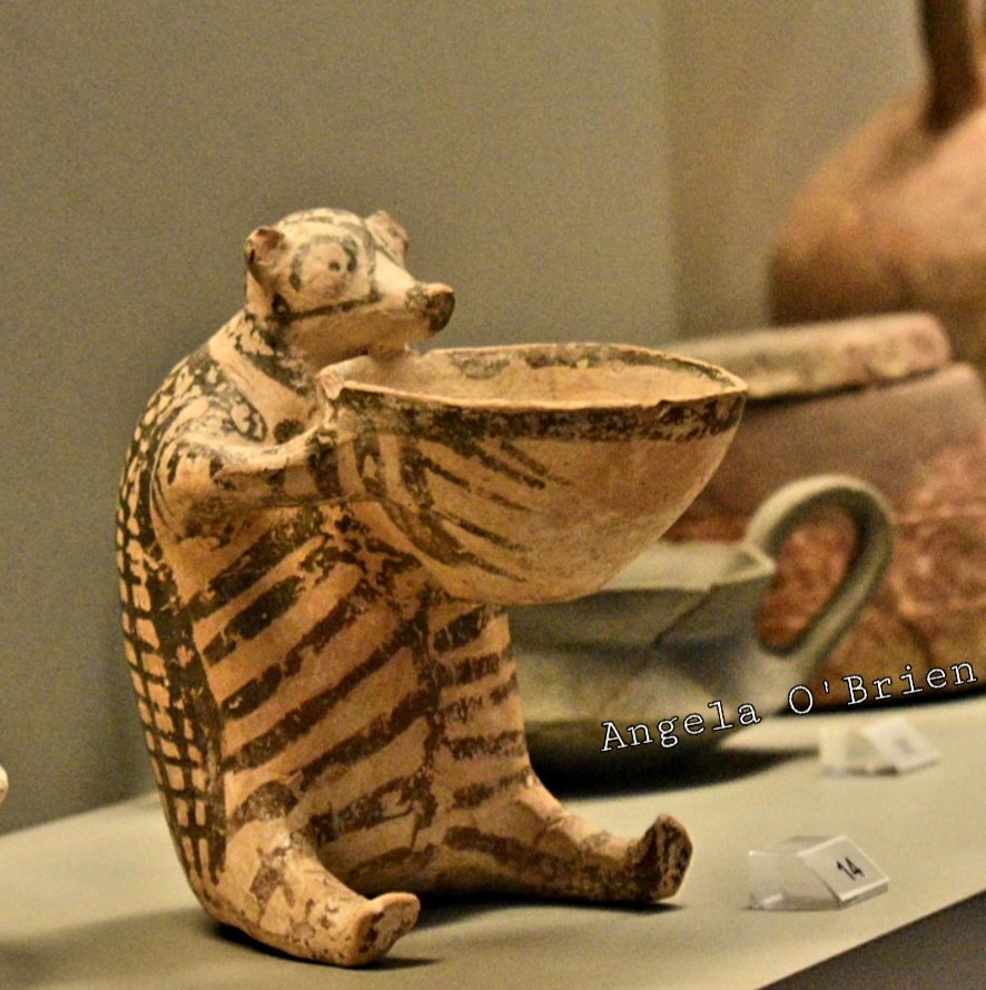 🦔 Ancient Cycladic hedgehog! This little guy is from Chalandriani, Syros, Greece. He dates to the Early Cycladic II period (2800-2300 BCE). National Archaeological Museum, Athens, Greece. 📷 My own.