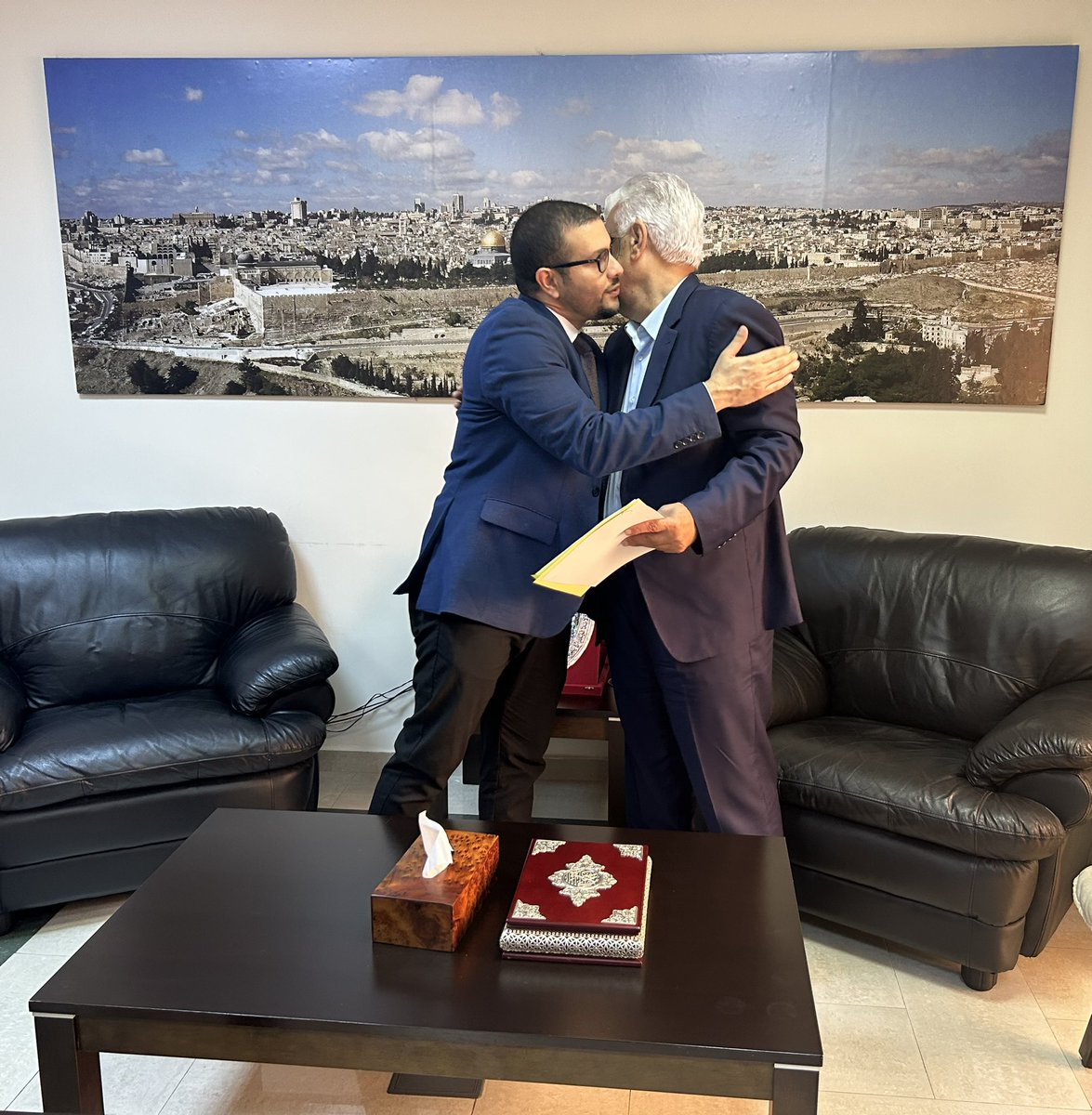 Desde la Embajada del Estado de Palestina 🇵🇸 en Marruecos, en nombre del pueblo venezolano y del gobierno del Presidente <a href="/NicolasMaduro/">Nicolás Maduro</a>,le transmitimos al Embajador SE . Jamal Choubki  nuestra solidaridad ante el brutal y despiadado ataque contra el pueblo palestino.<a href="/yvangil/">Yvan Gil</a>
