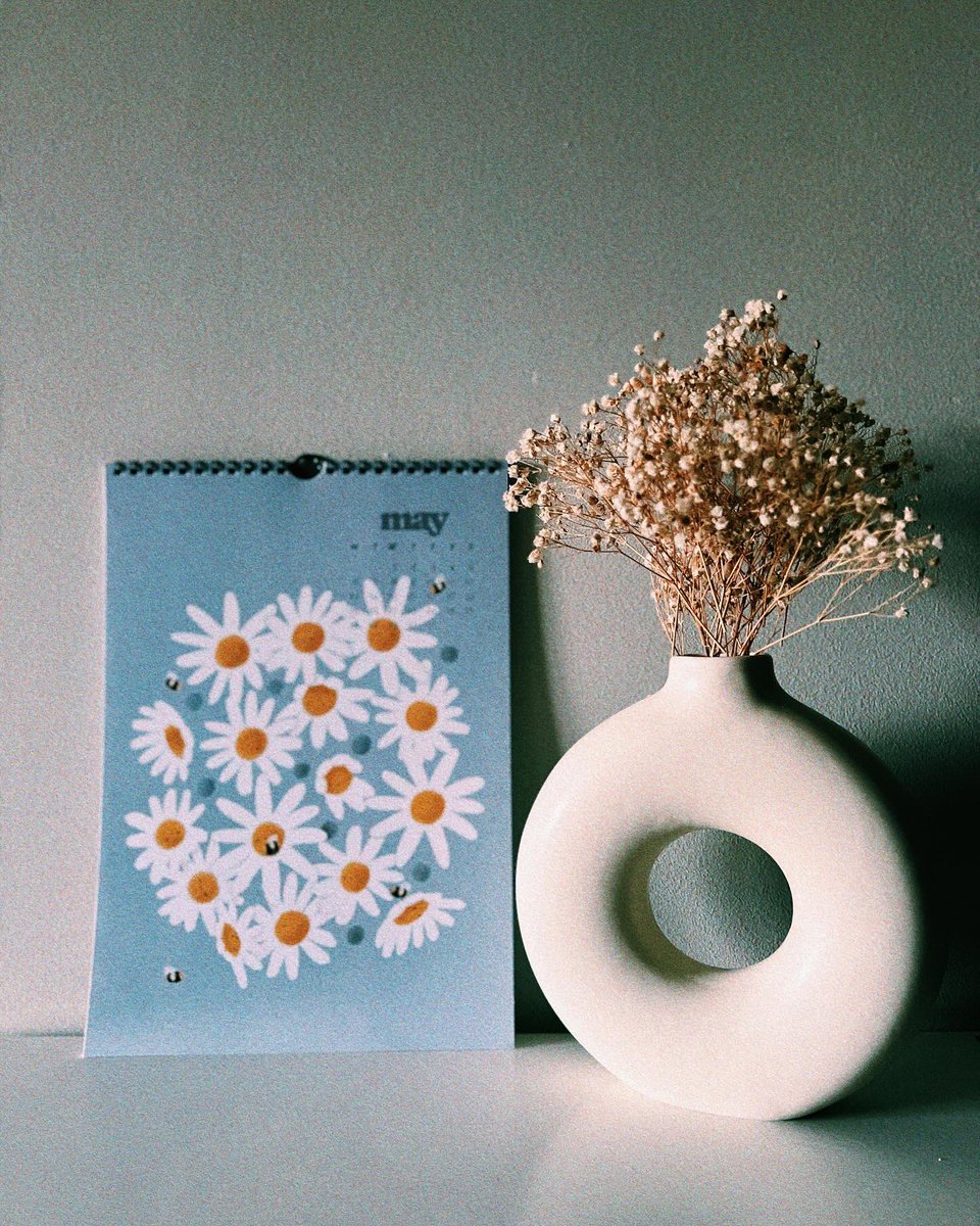 Apanona's tweet photo. Mβencanta el mes de maig del calendari Apanona π€ margarides amb carones i abelles enfeinades que vaig dibuixar el 2022 per celebrar la primavera π everything is gonna be alright π΅πΆ
#calendar #calendar2024 #illustration #digitaldrawing #bee #daisy #spring #apanona #papergoods https://t.co/gT9IqJi6Wh