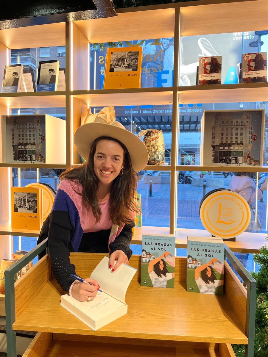 Regina Rodríguez Sirvent (@holasoclaregi) estuvo firmando su libro 𝘓𝘢𝘴 𝘣𝘳𝘢𝘨𝘢𝘴 𝘢𝘭 𝘴𝘰𝘭 en nuestra librería de Fuencarral, Madrid, y todavía quedan ejemplares firmados. ¡Corre y llévate el tuyo!