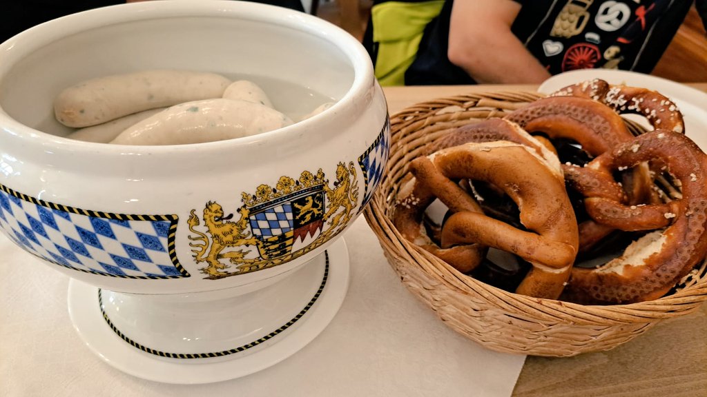 mariobadia's tweet photo. Un bon @Esmorzarsdefor1 típic bavarès és: #weisswursts, #bretzels, #mostassa dolça #senf i una bona #weissbier.

Un dels llocs millors on te'l pots menjar a #München és, sense cap mena de dubte, el #Gaststätte #Grossmarkthalle.

@esrafiki @jordimeep @ratadesants #Roland https://t.co/tsz15pwd53