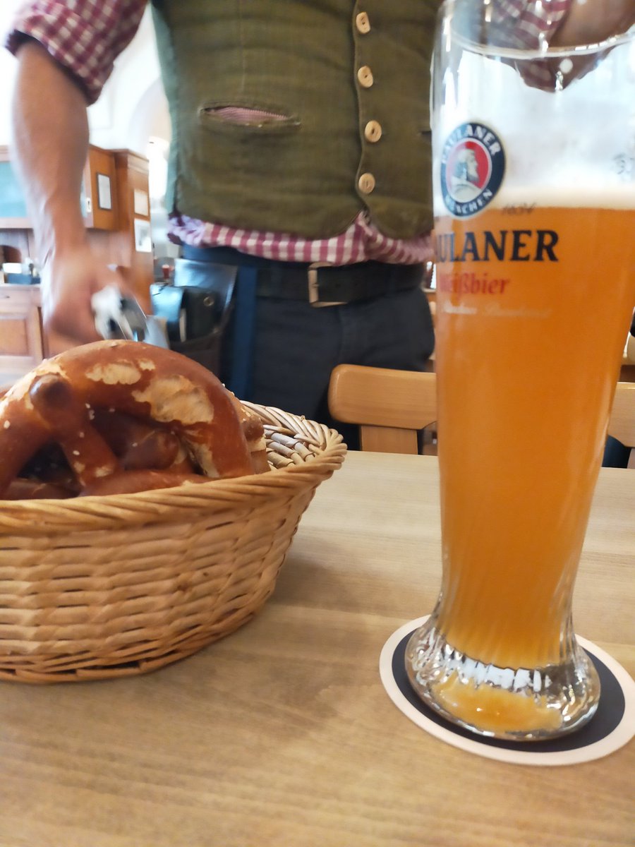mariobadia's tweet photo. Un bon @Esmorzarsdefor1 típic bavarès és: #weisswursts, #bretzels, #mostassa dolça #senf i una bona #weissbier.

Un dels llocs millors on te'l pots menjar a #München és, sense cap mena de dubte, el #Gaststätte #Grossmarkthalle.

@esrafiki @jordimeep @ratadesants #Roland https://t.co/tsz15pwd53