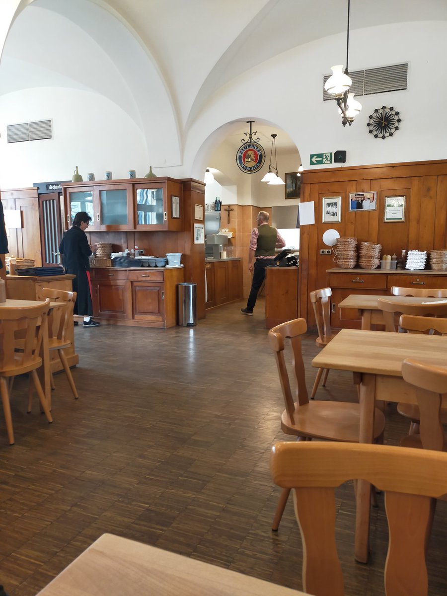mariobadia's tweet photo. Un bon @Esmorzarsdefor1 típic bavarès és: #weisswursts, #bretzels, #mostassa dolça #senf i una bona #weissbier.

Un dels llocs millors on te'l pots menjar a #München és, sense cap mena de dubte, el #Gaststätte #Grossmarkthalle.

@esrafiki @jordimeep @ratadesants #Roland https://t.co/tsz15pwd53