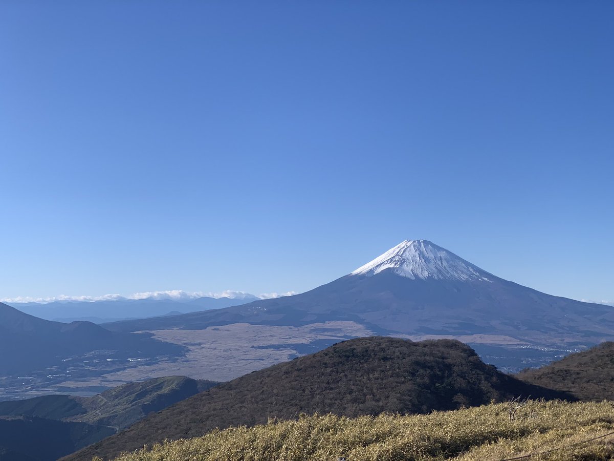 If you see a clear blue sky when exploring Hakone, the Komagatake mountain’s summit is a must-visit place. Viewing the Fuji-San from the peak is a stunning experience. #hakone #hakoneen #japantips