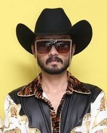 En su momento fui fan de <a href="/losmasterplus/">Los Master Plus</a>, pero he de confesar que mi favorito siempre fue <a href="/djtelesforo/">Telésforo</a> "Larry Mon" y por eso a manera de tributo quise vestir mi pfp como él.