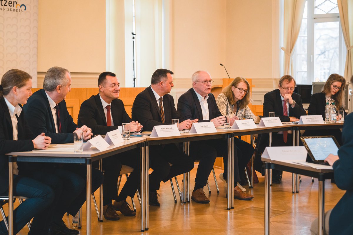 smilsachsen's tweet photo. 🎤 Heute hat Staatsminister Thomas Schmidt gemeinsam mit @LandkreisBZ-Landrat Udo Witschas, dem Bundestagsabgeordneten @torstenherbst und dem zukünftigen Leiter des @LabLausitz, Prof. Manfred Curbach von der @tudresden_de, das Projekt in #Bautzen vorgestellt. #hierwirdwas https://t.co/i6qUHFVOfW