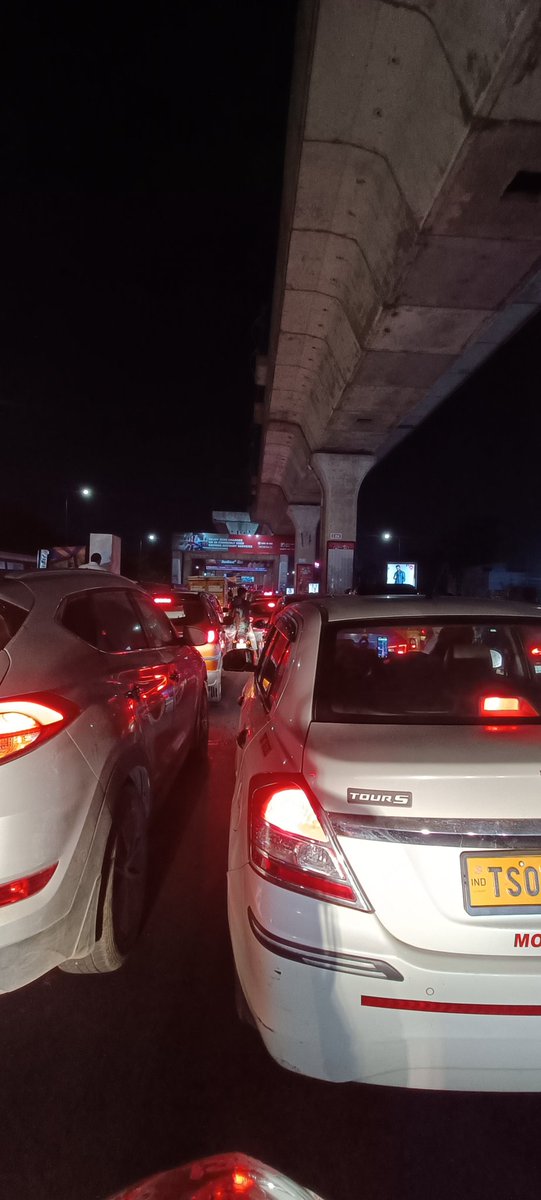 Direct__Reports's tweet photo. @RCKTRAFFIC @CYBTRAFFIC @HYDTP
Heavy traffic Jam from Nagole flyover towards Uppal.
#hyderabad #nagole #traffic https://t.co/q78q714bB0