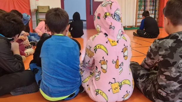 📢Día Internacional dos Dereitos da Infancia. O alumnado do #CEIPAgroDoMuíño asiste as aulas en pixama para dar visibilidade ao dereito de toda a infancia a vivir en familia.
🔗acortar.link/sNEOJ7