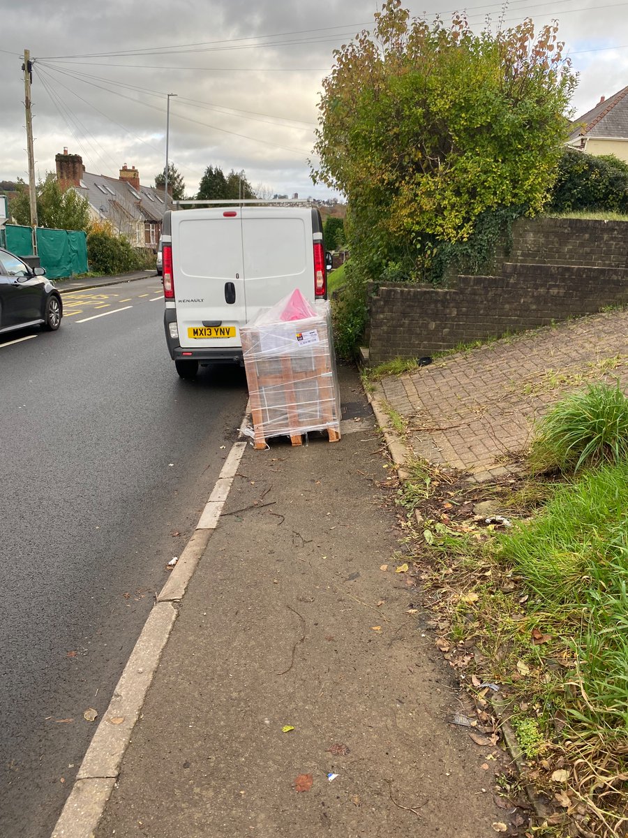 clareabel77's tweet photo. @gwentpolice more @PavementParking on Caerleon Road in Newport. https://t.co/RtRP2Jph1i