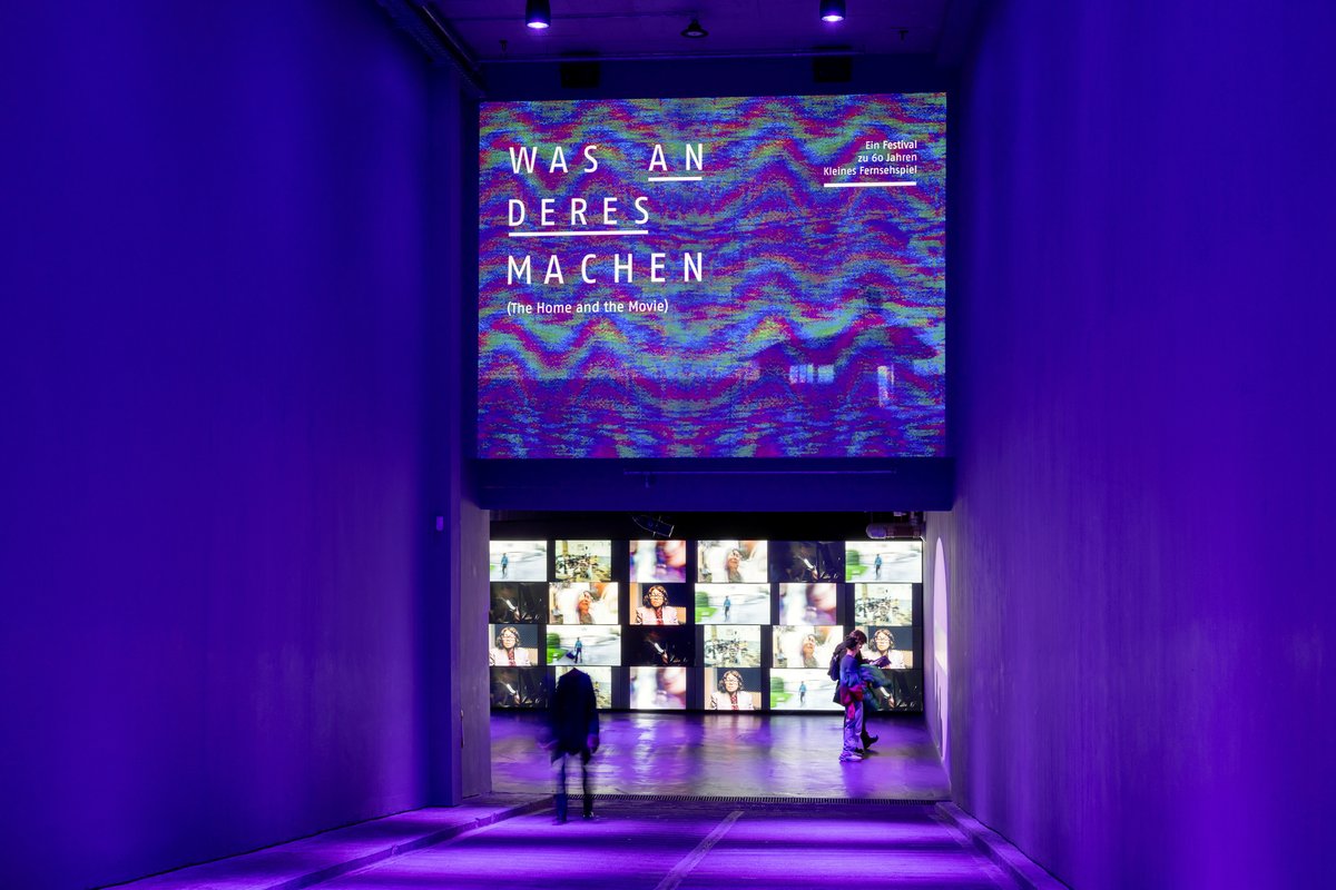"Was anderes machen (The Home and the Movie)" - Ein Festival zu 60 Jahre Kleines Fernsehspiel. Im Kulturquartier #SilentGreen in #Berlin. Bis 26.11.2023. Alle Infos: silent-green.net/film-feld-fors… #DkF #60Jahre #Festival #Ausstellung #Filme #Gespräche Foto: ZDF/Andreas Pein