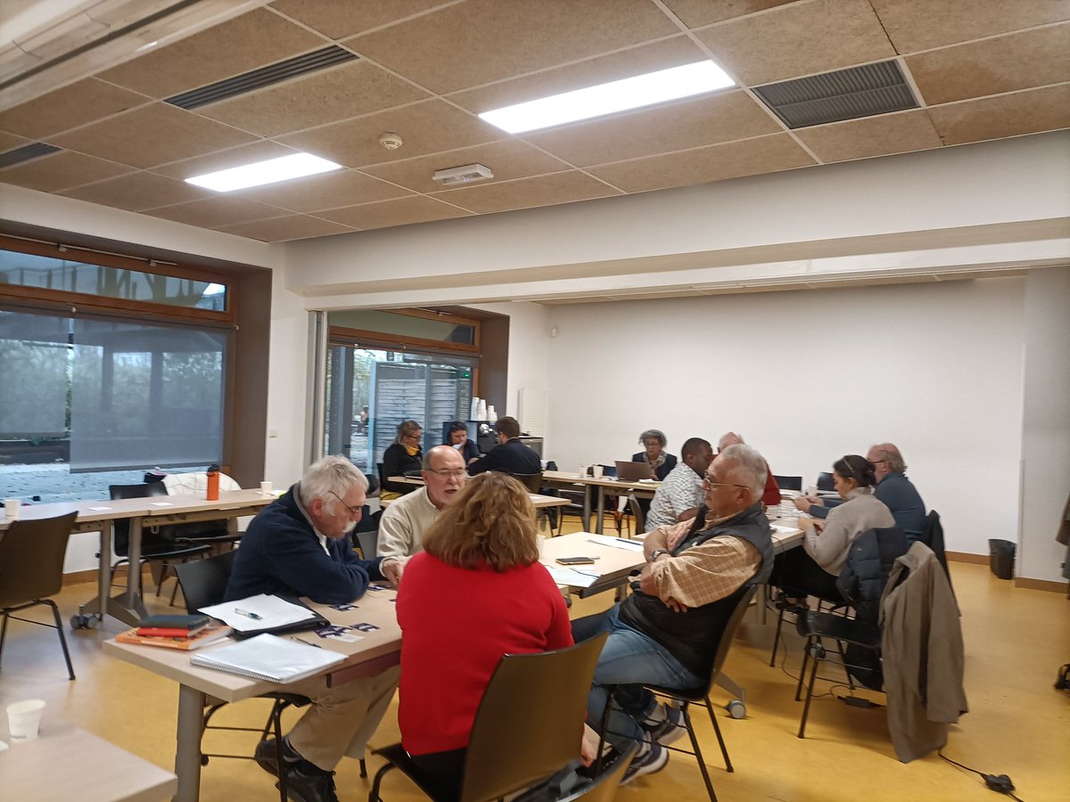 fonjep's tweet photo. Associations, #Drajes et #Djepva autour de la table pour les derniers tests du kit JEP'Ambitions, @valoremis, suivis d'échanges sur les conditions de diffusion et de réussite territoriale.
#ModelesSocioEconomiques https://t.co/r4bQblXyEg